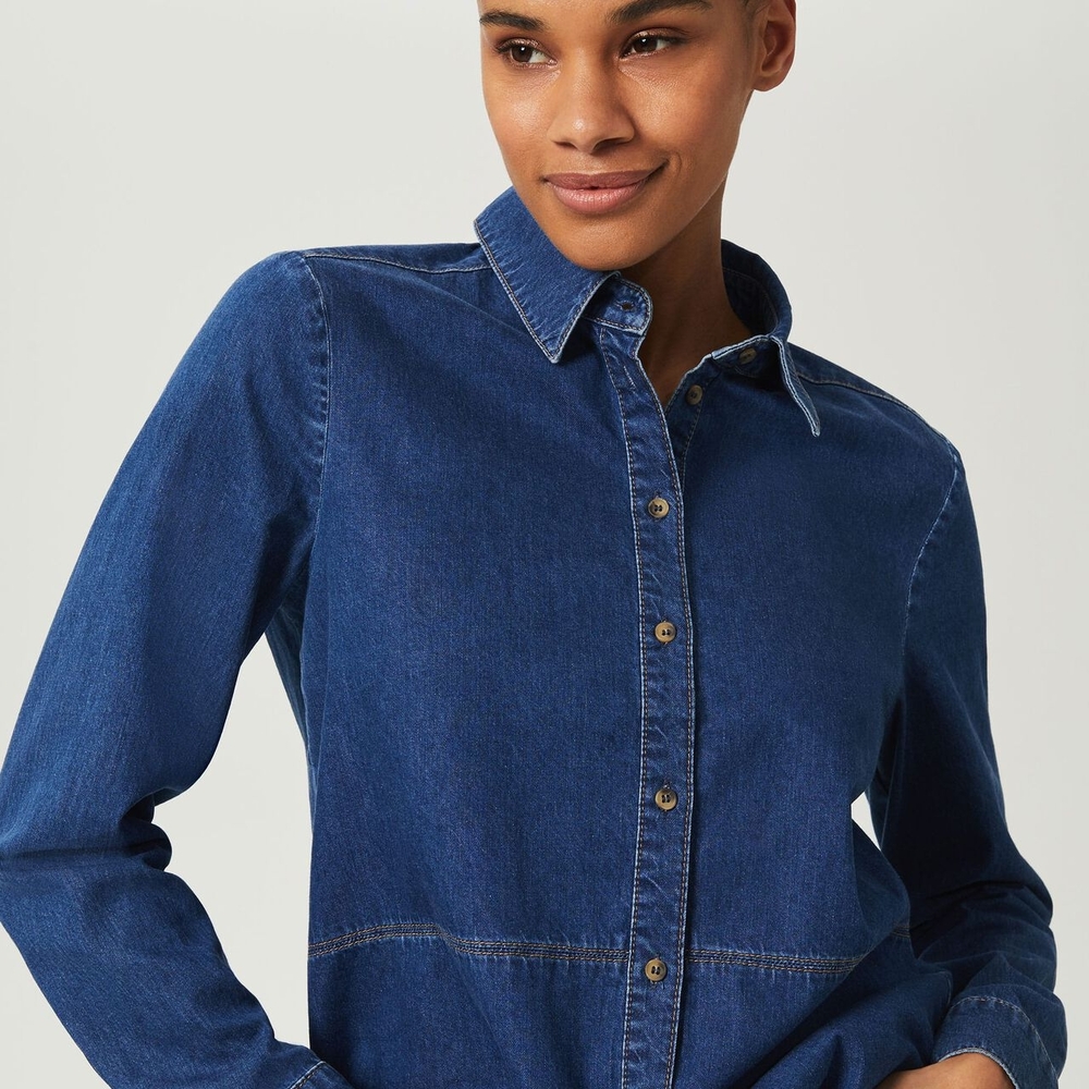 Classic Blue Jeans with Tailored Fit and Medium Weight